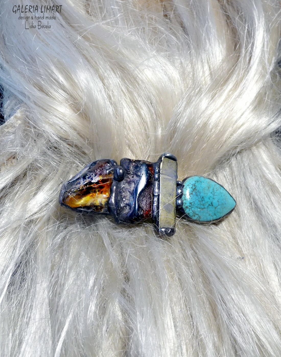 Unikatowa spinka do włosów z dwoma dużymi surowymi koniakowymi bursztynami bałtyckimi, złotym hematytem i łezką z howlitu turkusowego
